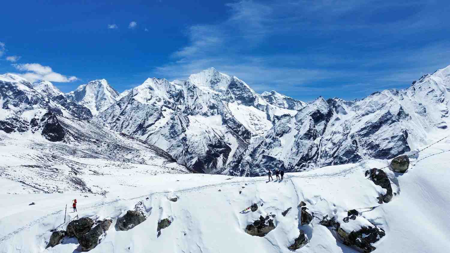 trekkers-snowy-ridge-tsergo-ri-langtang