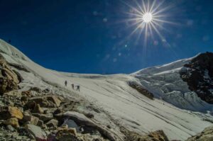 climbers-glacier-sunburst-himalayas